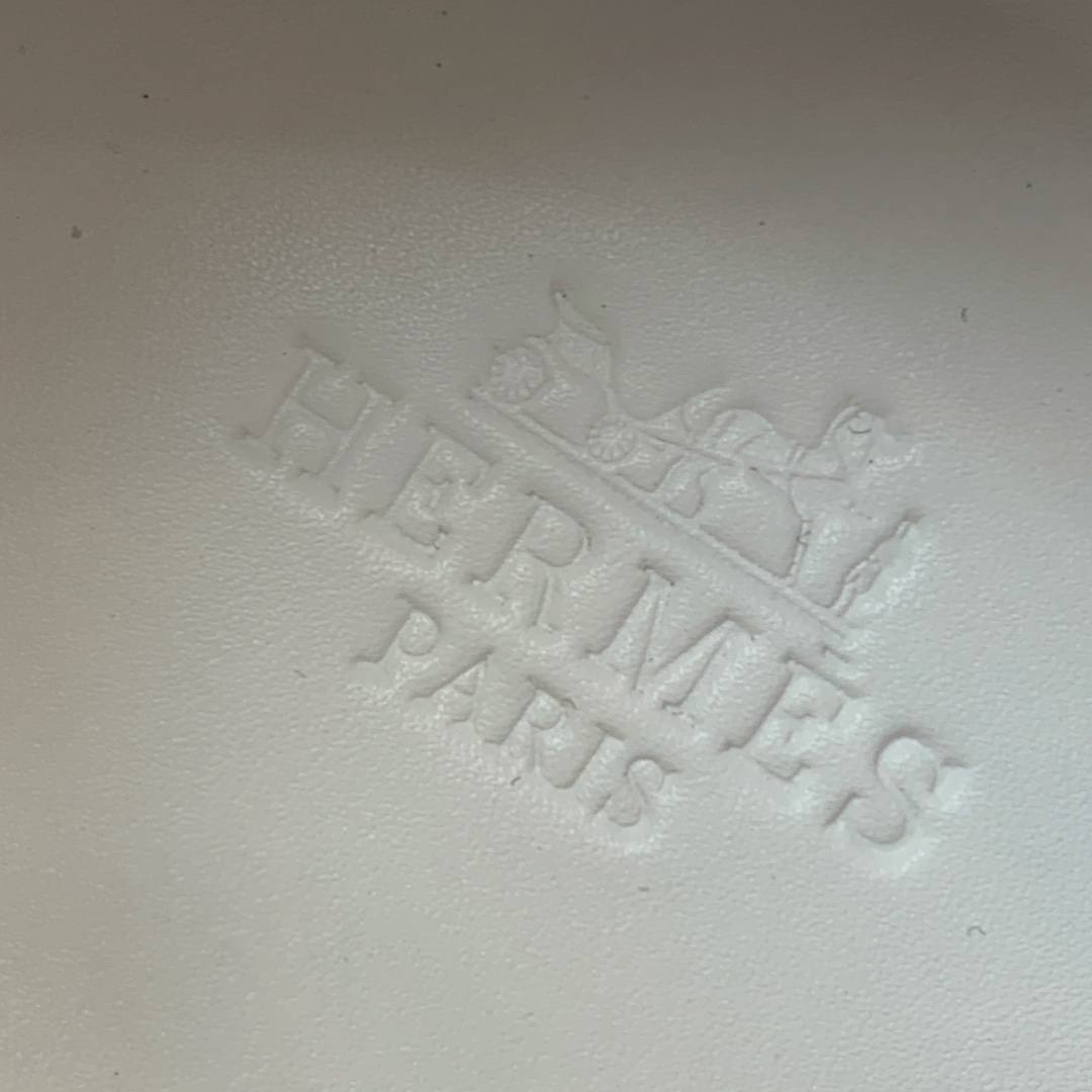 【Herm*s】情侣款顶级版本运动鞋。上脚轻便舒适。鞋面羊京搭配定制网面。羊皮垫脚。增高3cm。原版开模