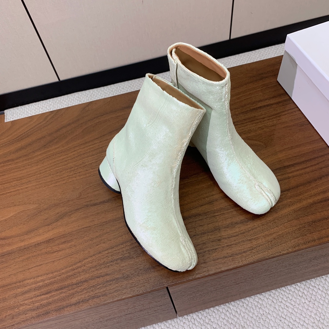 【Maison Margie*a】玛吉拉分趾短靴。复古韵味，显瘦百搭。鞋面原版植柔羊皮、爆裂皮、刀割皮。
