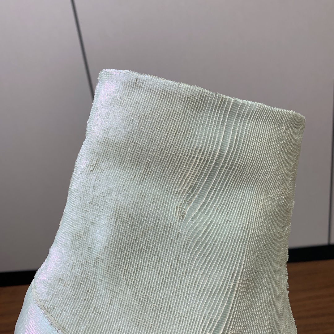 【Maison Margie*a】玛吉拉分趾短靴。复古韵味，显瘦百搭。鞋面原版植柔羊皮、爆裂皮、刀割皮。