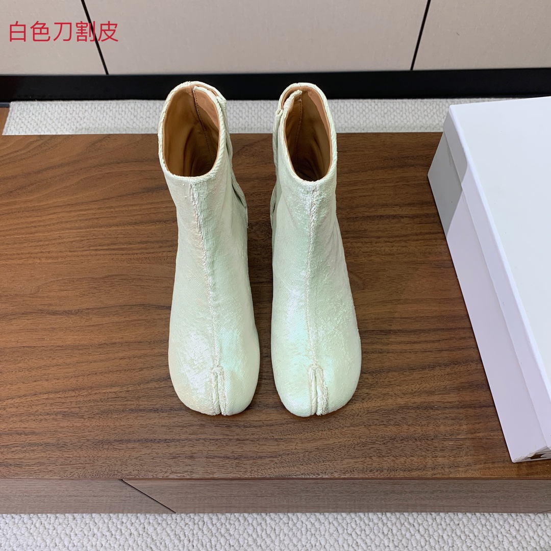 【Maison Margie*a】玛吉拉分趾短靴。复古韵味，显瘦百搭。鞋面原版植柔羊皮、爆裂皮、刀割皮。