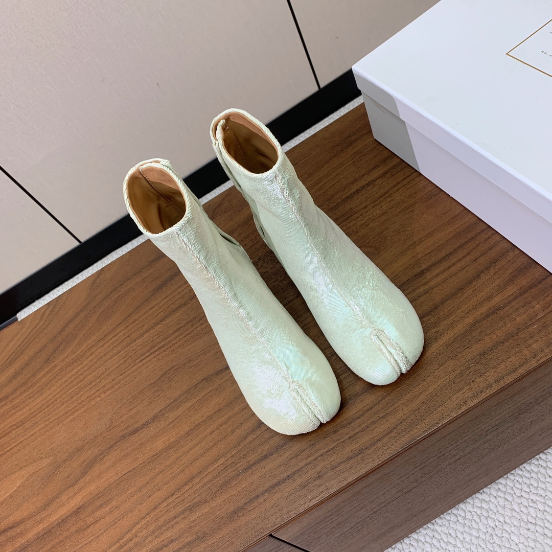 【Maison Margie*a】玛吉拉分趾短靴。复古韵味，显瘦百搭。鞋面原版植柔羊皮、爆裂皮、刀割皮。