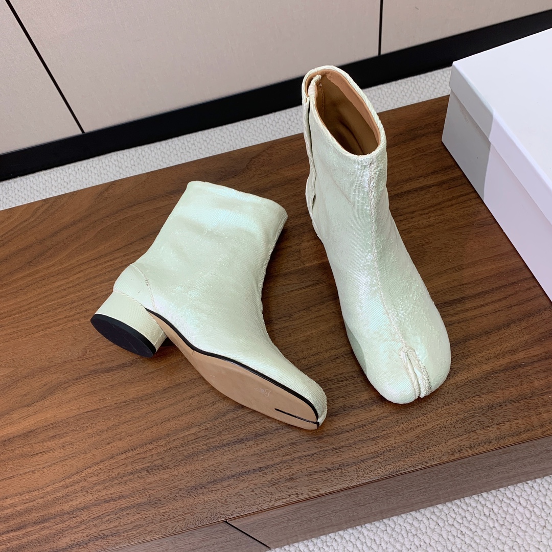 【Maison Margie*a】玛吉拉分趾短靴。复古韵味，显瘦百搭。鞋面原版植柔羊皮、爆裂皮、刀割皮。