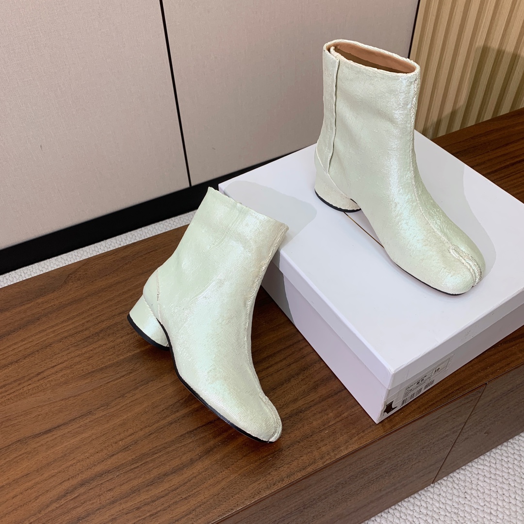 【Maison Margie*a】玛吉拉分趾短靴。复古韵味，显瘦百搭。鞋面原版植柔羊皮、爆裂皮、刀割皮。