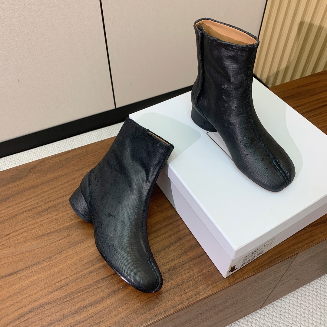 【Maison Margie*a】玛吉拉分趾短靴。复古韵味，显瘦百搭。鞋面原版植柔羊皮、爆裂皮、刀割皮。