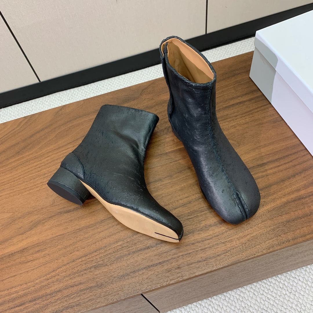 【Maison Margie*a】玛吉拉分趾短靴。复古韵味，显瘦百搭。鞋面原版植柔羊皮、爆裂皮、刀割皮。