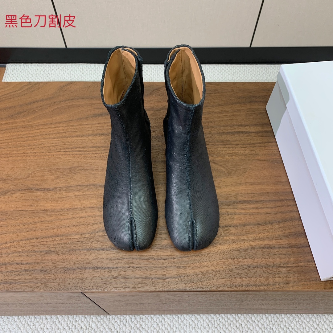 【Maison Margie*a】玛吉拉分趾短靴。复古韵味，显瘦百搭。鞋面原版植柔羊皮、爆裂皮、刀割皮。