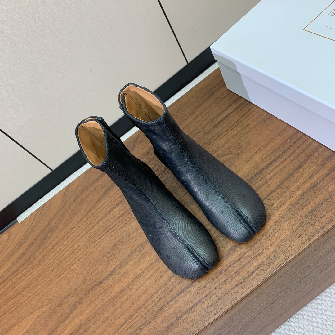 【Maison Margie*a】玛吉拉分趾短靴。复古韵味，显瘦百搭。鞋面原版植柔羊皮、爆裂皮、刀割皮。