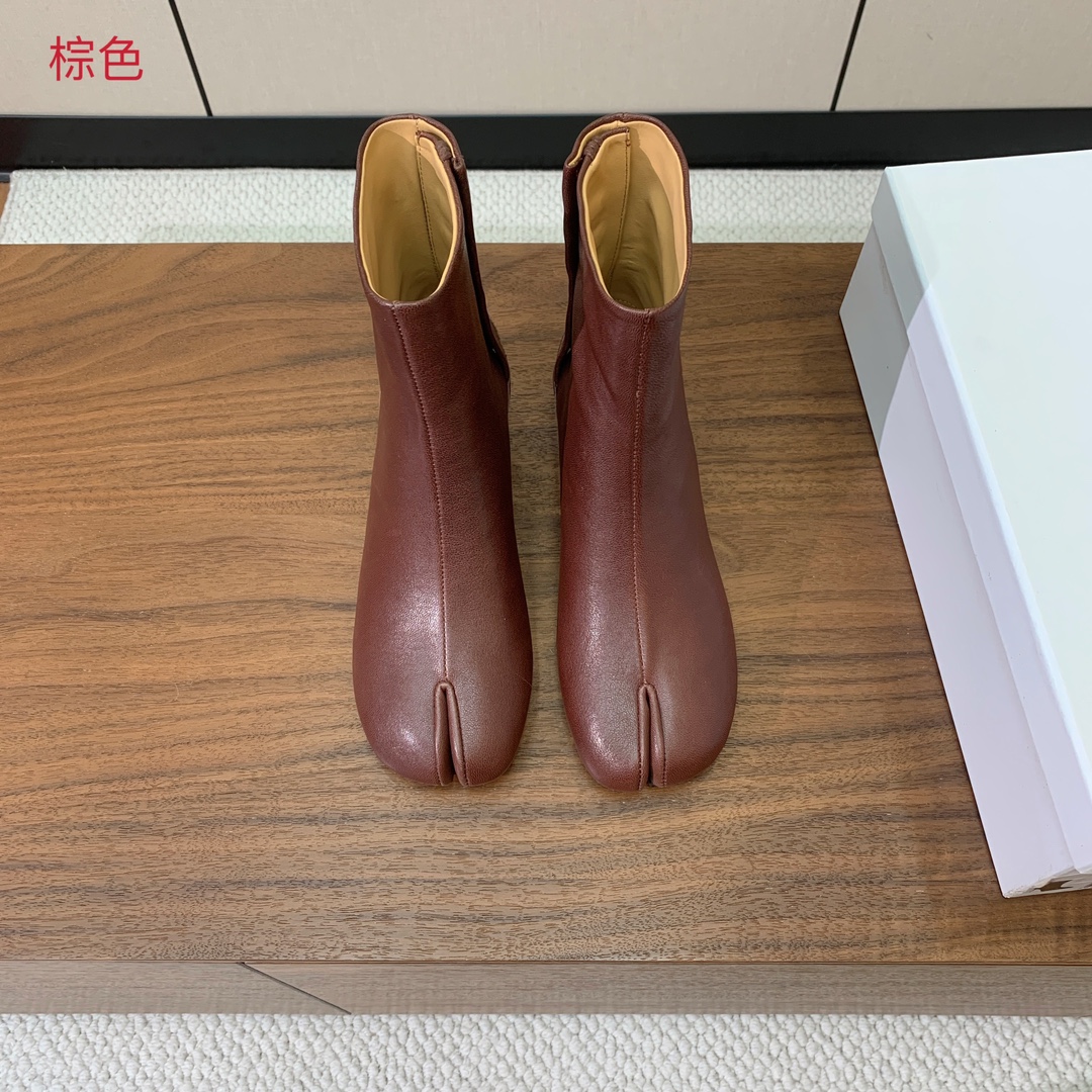 【Maison Margie*a】玛吉拉分趾短靴。复古韵味，显瘦百搭。鞋面原版植柔羊皮、爆裂皮、刀割皮。