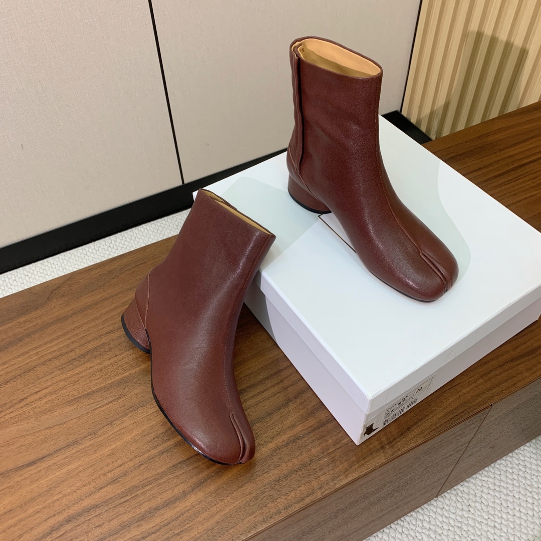 【Maison Margie*a】玛吉拉分趾短靴。复古韵味，显瘦百搭。鞋面原版植柔羊皮、爆裂皮、刀割皮。