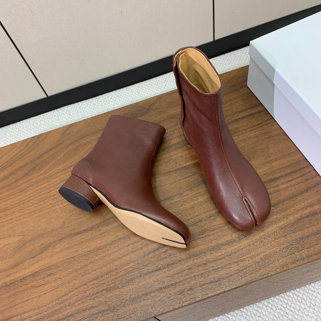 【Maison Margie*a】玛吉拉分趾短靴。复古韵味，显瘦百搭。鞋面原版植柔羊皮、爆裂皮、刀割皮。