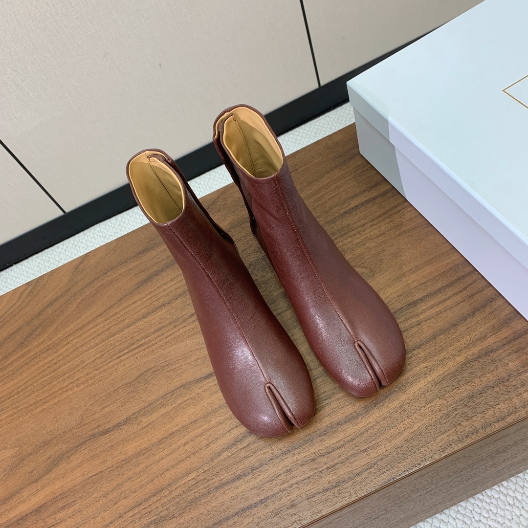 【Maison Margie*a】玛吉拉分趾短靴。复古韵味，显瘦百搭。鞋面原版植柔羊皮、爆裂皮、刀割皮。