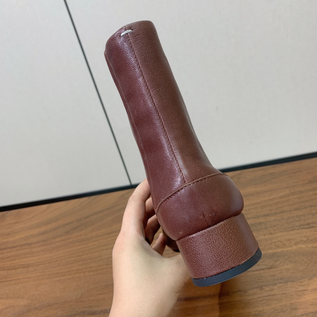 【Maison Margie*a】玛吉拉分趾短靴。复古韵味，显瘦百搭。鞋面原版植柔羊皮、爆裂皮、刀割皮。
