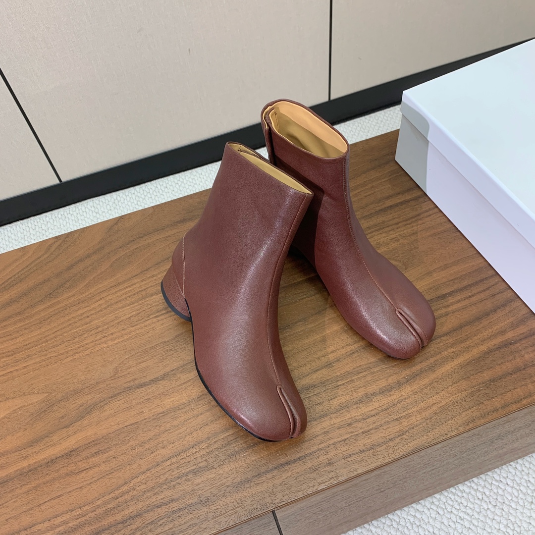 【Maison Margie*a】玛吉拉分趾短靴。复古韵味，显瘦百搭。鞋面原版植柔羊皮、爆裂皮、刀割皮。