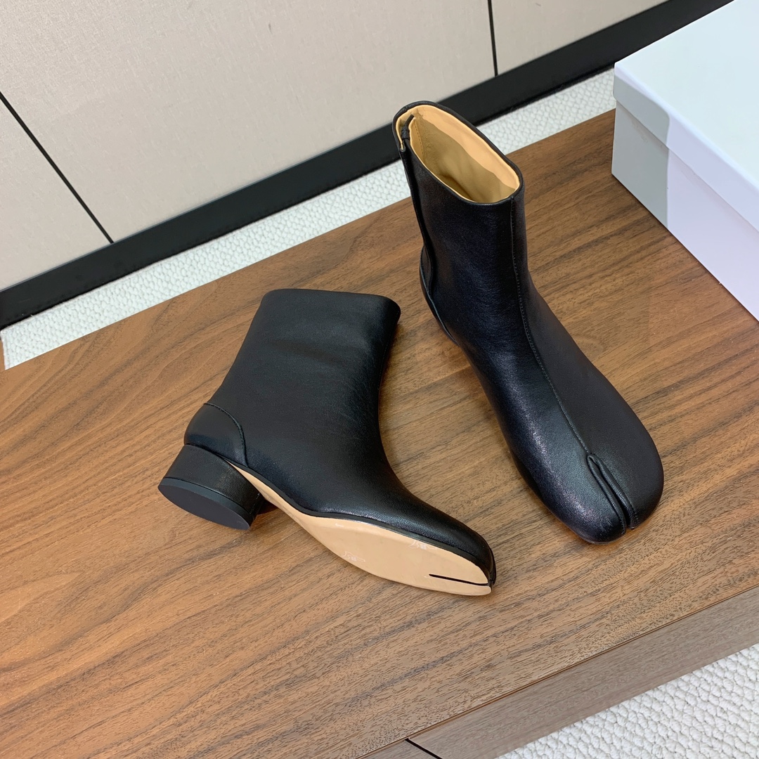 【Maison Margie*a】玛吉拉分趾短靴。复古韵味，显瘦百搭。鞋面原版植柔羊皮、爆裂皮、刀割皮。