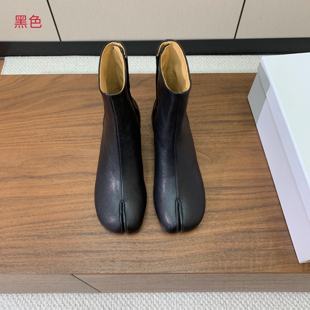 【Maison Margie*a】玛吉拉分趾短靴。复古韵味，显瘦百搭。鞋面原版植柔羊皮、爆裂皮、刀割皮。
