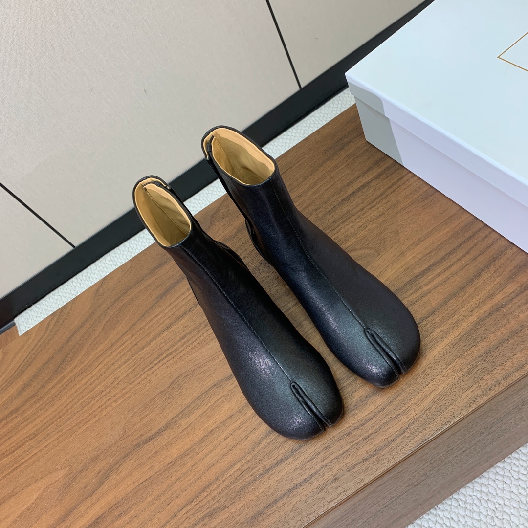 【Maison Margie*a】玛吉拉分趾短靴。复古韵味，显瘦百搭。鞋面原版植柔羊皮、爆裂皮、刀割皮。