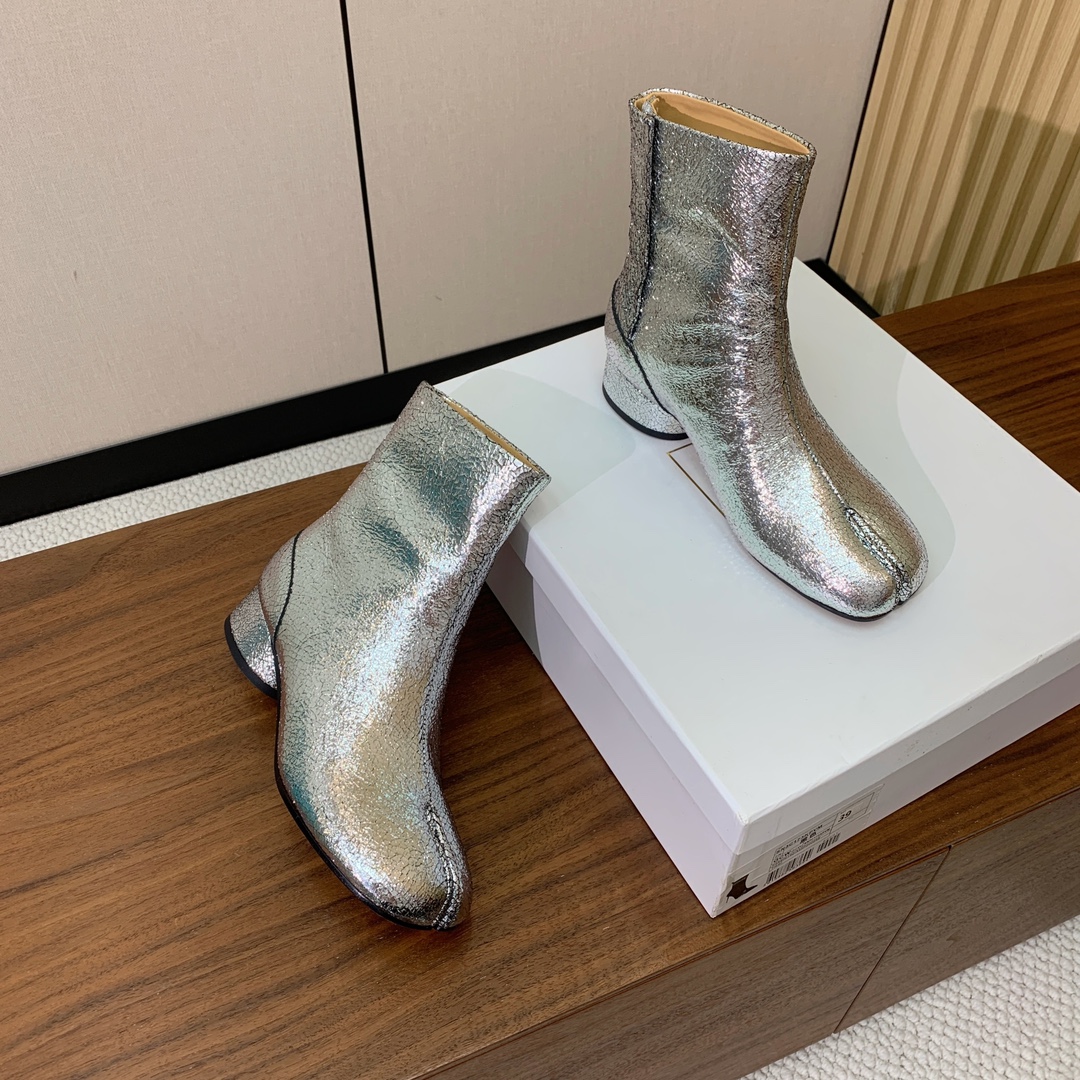 【Maison Margie*a】玛吉拉分趾短靴。复古韵味，显瘦百搭。鞋面原版植柔羊皮、爆裂皮、刀割皮。
