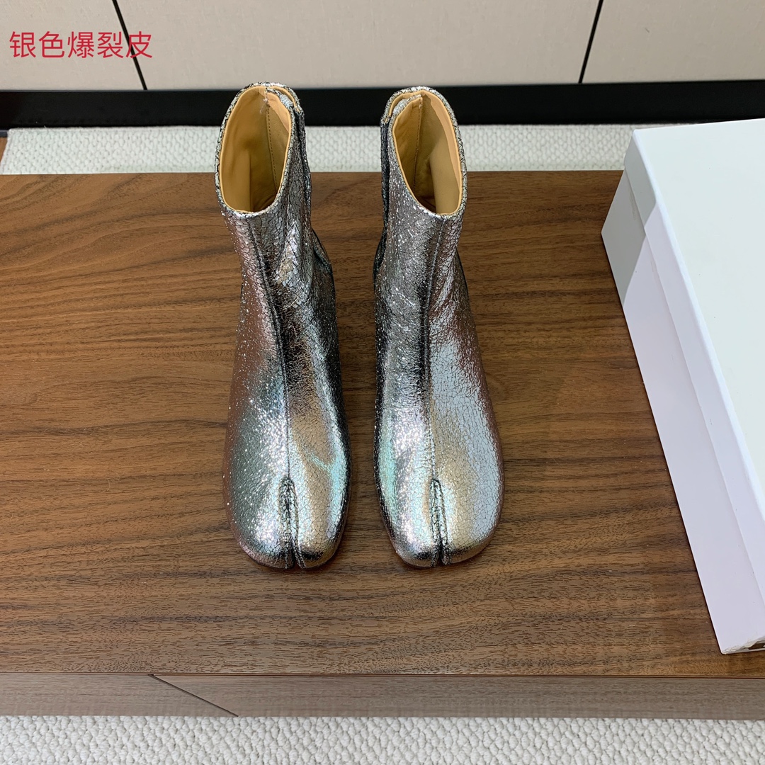 【Maison Margie*a】玛吉拉分趾短靴。复古韵味，显瘦百搭。鞋面原版植柔羊皮、爆裂皮、刀割皮。