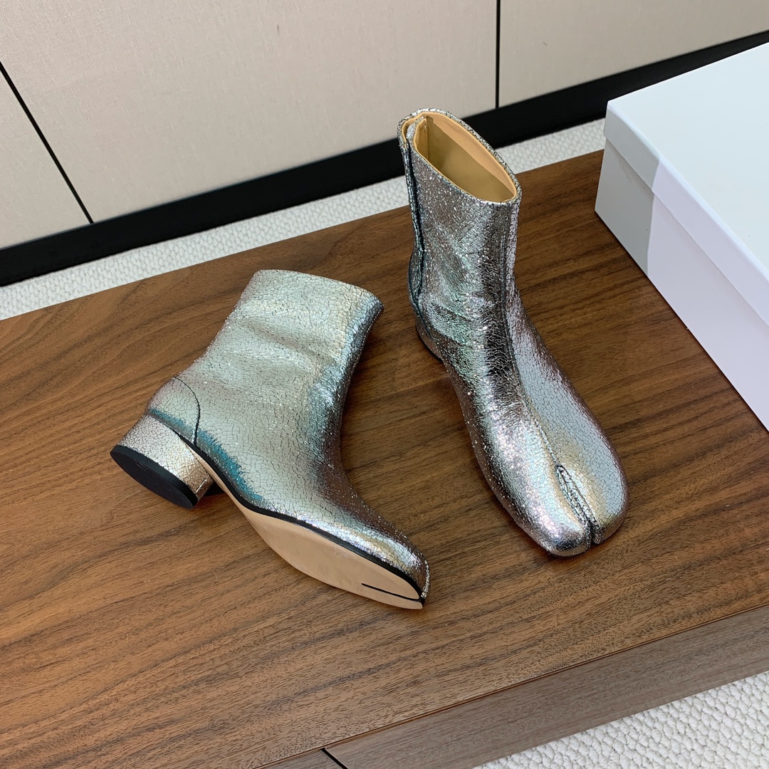 【Maison Margie*a】玛吉拉分趾短靴。复古韵味，显瘦百搭。鞋面原版植柔羊皮、爆裂皮、刀割皮。