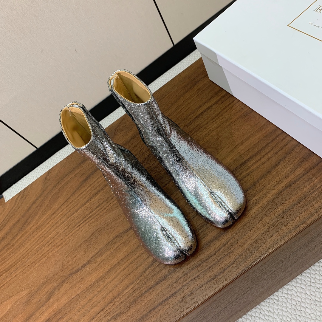 【Maison Margie*a】玛吉拉分趾短靴。复古韵味，显瘦百搭。鞋面原版植柔羊皮、爆裂皮、刀割皮。