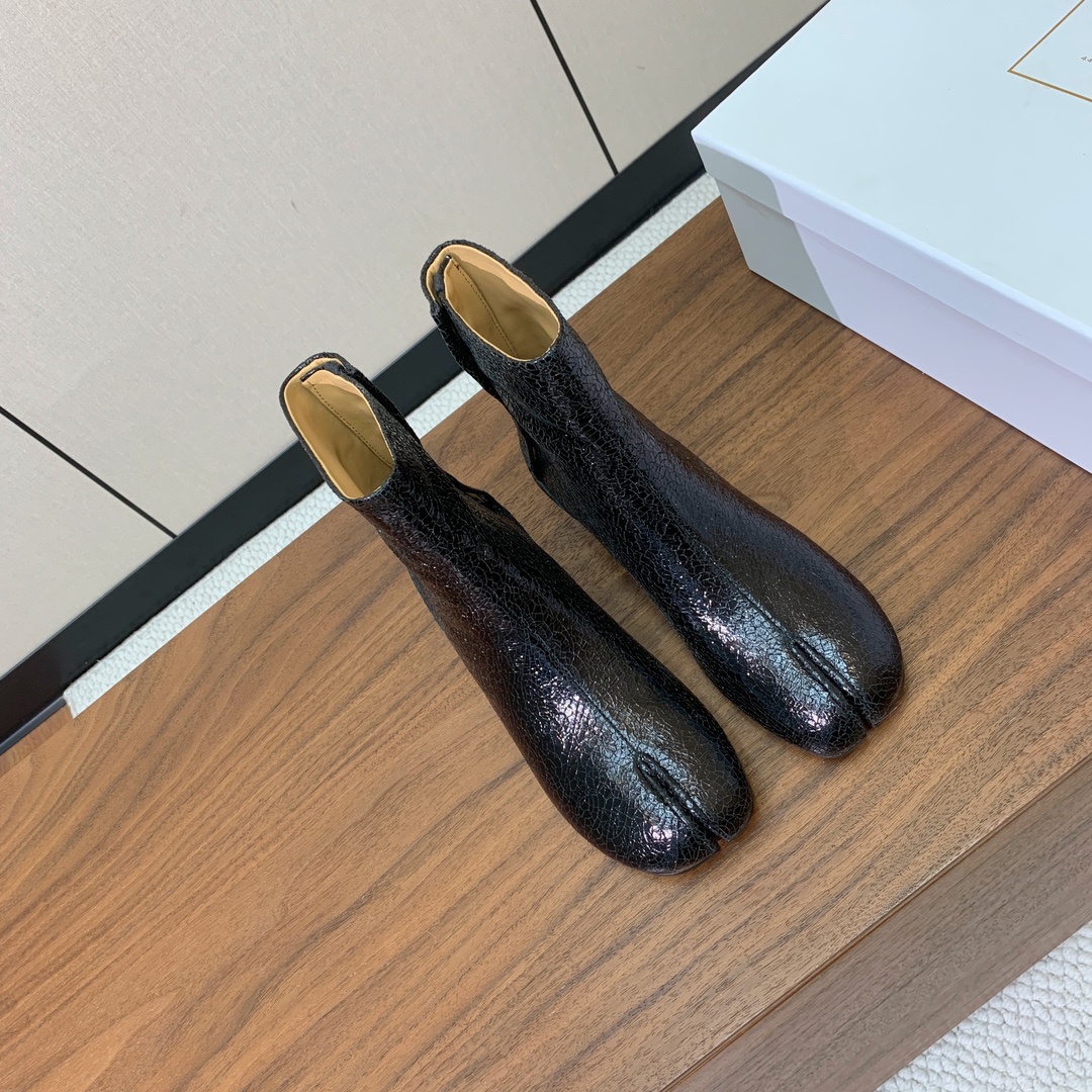 【Maison Margie*a】玛吉拉分趾短靴。复古韵味，显瘦百搭。鞋面原版植柔羊皮、爆裂皮、刀割皮。