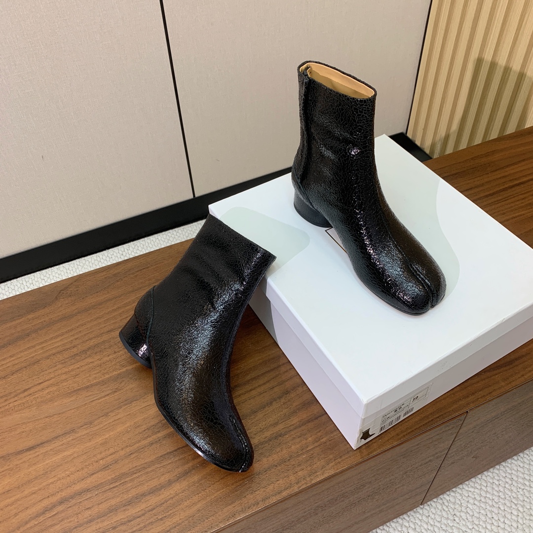 【Maison Margie*a】玛吉拉分趾短靴。复古韵味，显瘦百搭。鞋面原版植柔羊皮、爆裂皮、刀割皮。