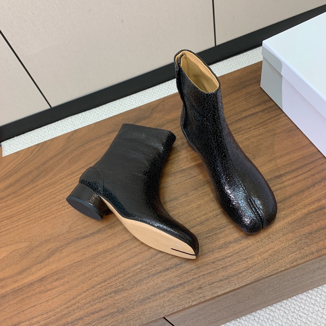 【Maison Margie*a】玛吉拉分趾短靴。复古韵味，显瘦百搭。鞋面原版植柔羊皮、爆裂皮、刀割皮。