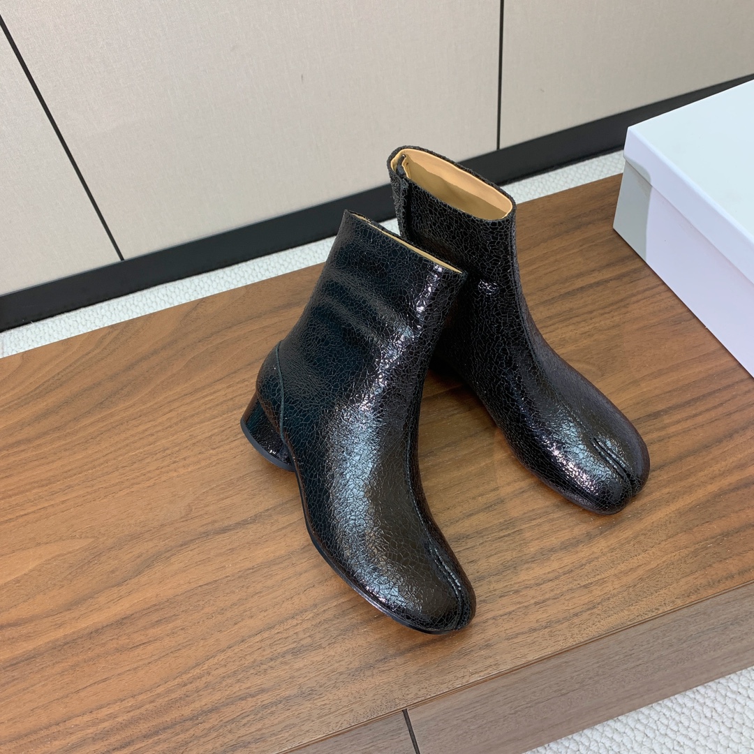 【Maison Margie*a】玛吉拉分趾短靴。复古韵味，显瘦百搭。鞋面原版植柔羊皮、爆裂皮、刀割皮。
