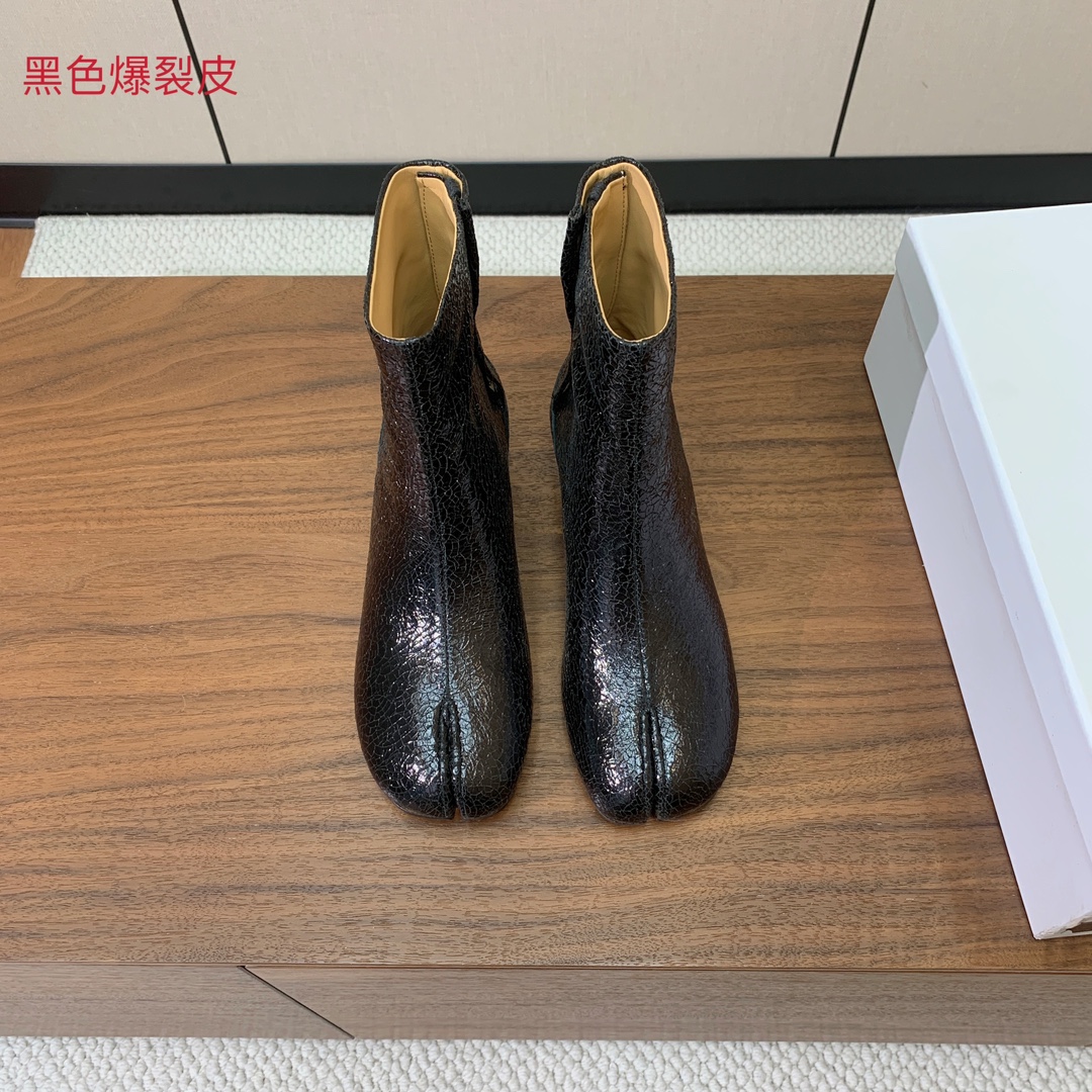 【Maison Margie*a】玛吉拉分趾短靴。复古韵味，显瘦百搭。鞋面原版植柔羊皮、爆裂皮、刀割皮。