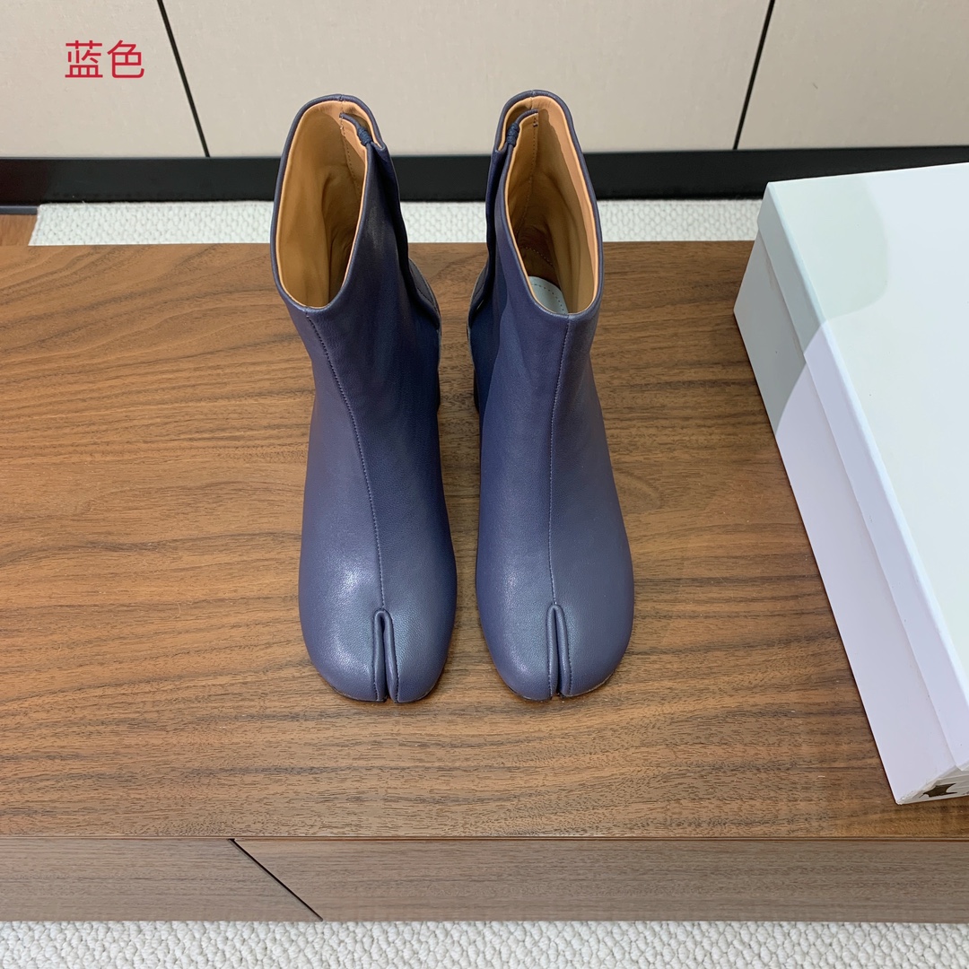 【Maison Margie*a】玛吉拉分趾中跟靴。复古韵味，显瘦百搭。鞋面原版植柔羊皮、爆裂皮。羊皮内