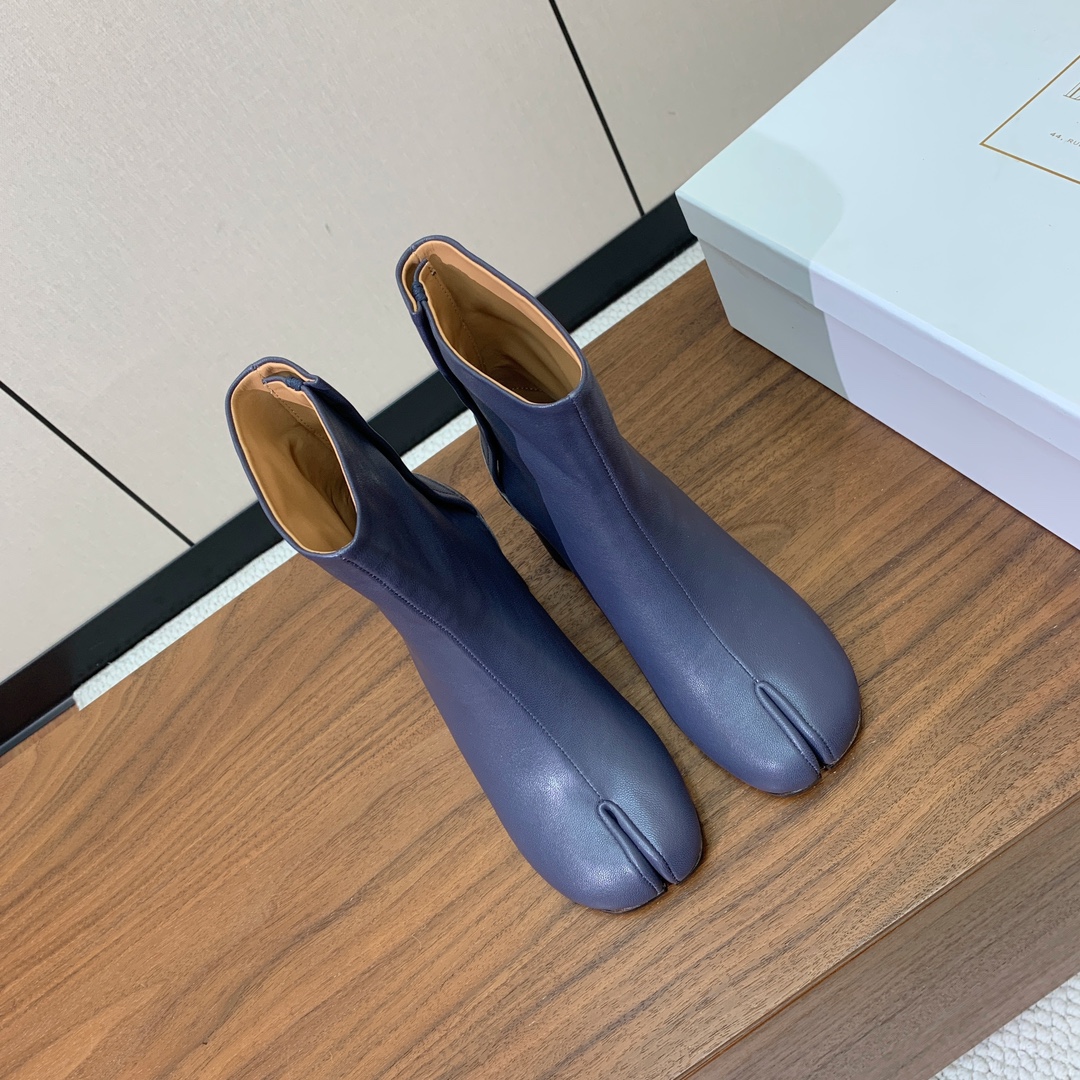 【Maison Margie*a】玛吉拉分趾中跟靴。复古韵味，显瘦百搭。鞋面原版植柔羊皮、爆裂皮。羊皮内
