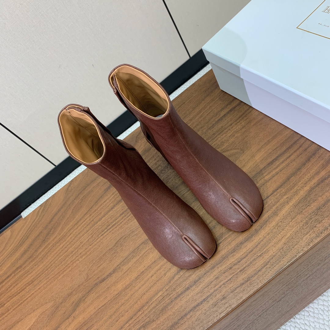 【Maison Margie*a】玛吉拉分趾中跟靴。复古韵味，显瘦百搭。鞋面原版植柔羊皮、爆裂皮。羊皮内