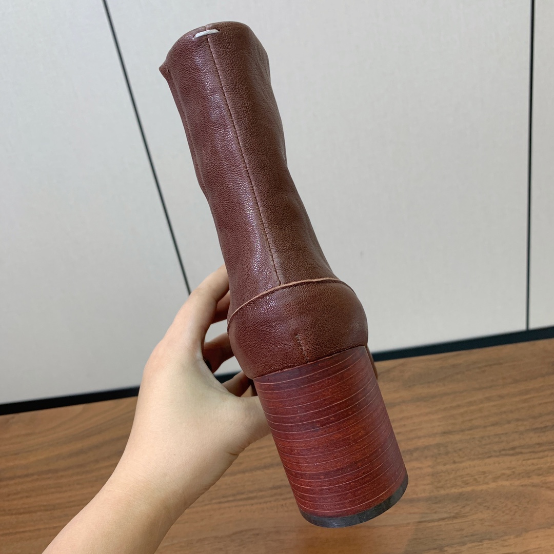 【Maison Margie*a】玛吉拉分趾中跟靴。复古韵味，显瘦百搭。鞋面原版植柔羊皮、爆裂皮。羊皮内