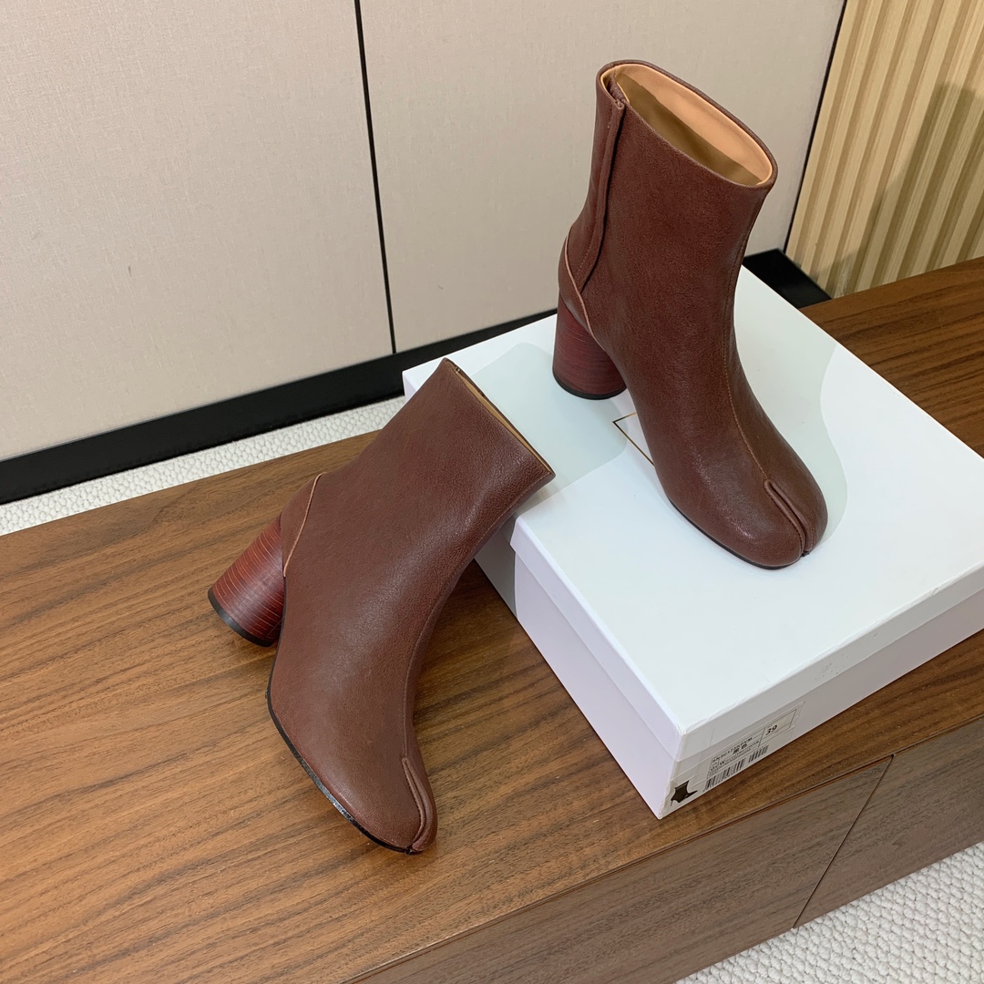【Maison Margie*a】玛吉拉分趾中跟靴。复古韵味，显瘦百搭。鞋面原版植柔羊皮、爆裂皮。羊皮内