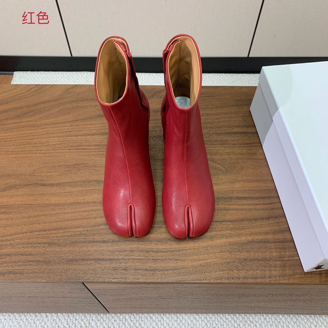 【Maison Margie*a】玛吉拉分趾中跟靴。复古韵味，显瘦百搭。鞋面原版植柔羊皮、爆裂皮。羊皮内