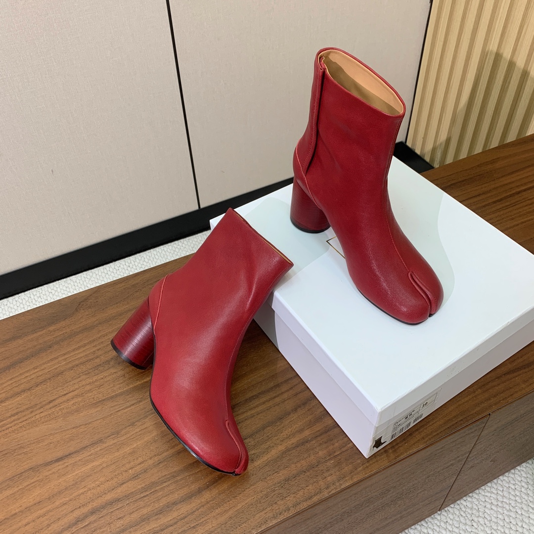 【Maison Margie*a】玛吉拉分趾中跟靴。复古韵味，显瘦百搭。鞋面原版植柔羊皮、爆裂皮。羊皮内