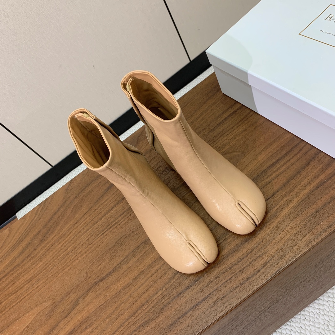 【Maison Margie*a】玛吉拉分趾中跟靴。复古韵味，显瘦百搭。鞋面原版植柔羊皮、爆裂皮。羊皮内
