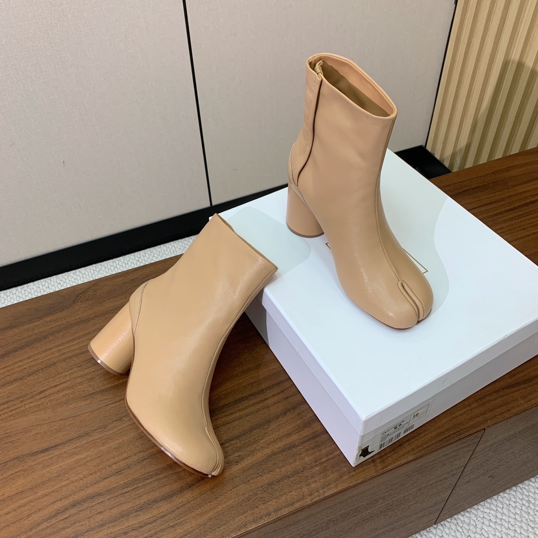 【Maison Margie*a】玛吉拉分趾中跟靴。复古韵味，显瘦百搭。鞋面原版植柔羊皮、爆裂皮。羊皮内