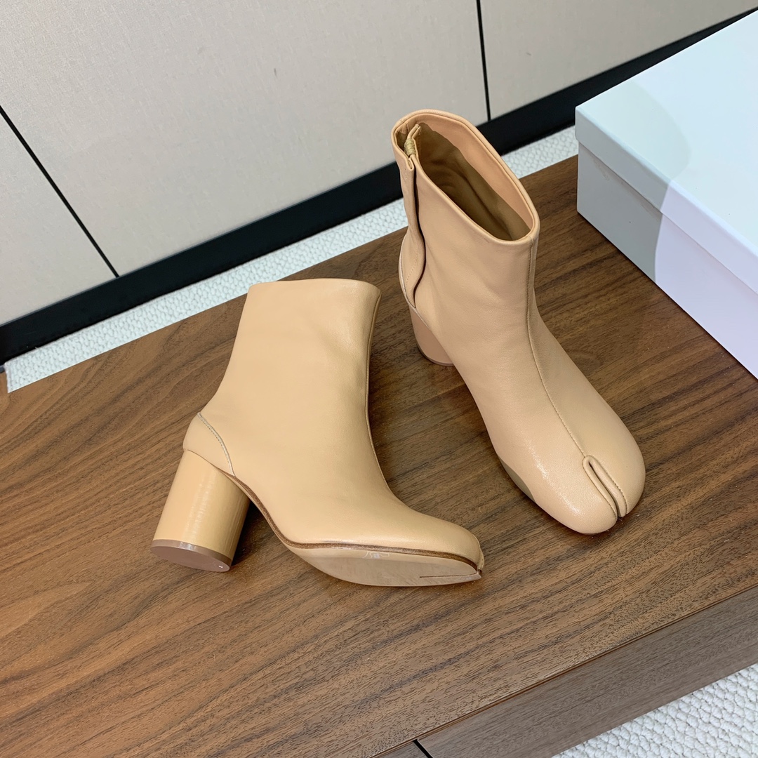 【Maison Margie*a】玛吉拉分趾中跟靴。复古韵味，显瘦百搭。鞋面原版植柔羊皮、爆裂皮。羊皮内