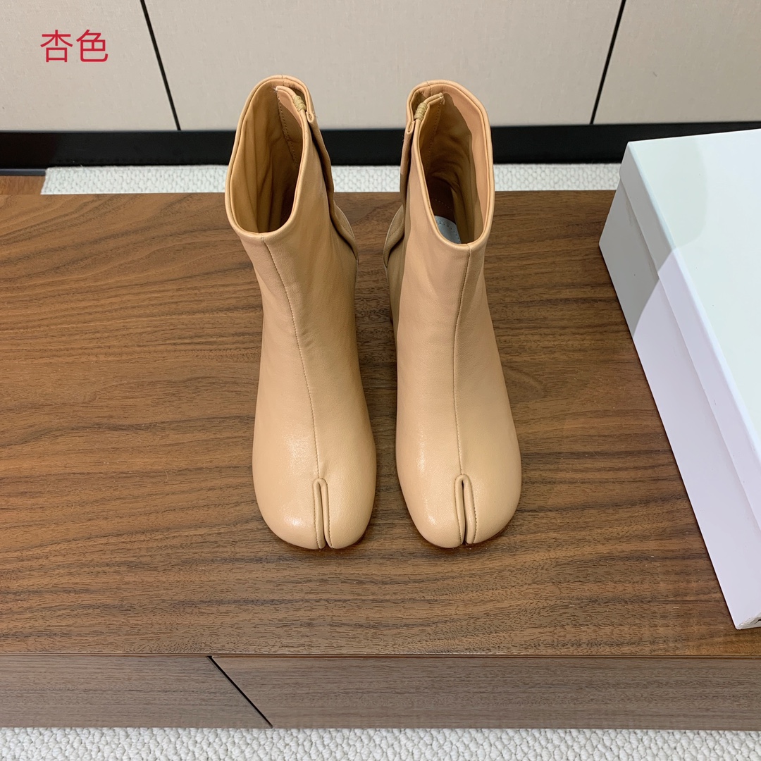 【Maison Margie*a】玛吉拉分趾中跟靴。复古韵味，显瘦百搭。鞋面原版植柔羊皮、爆裂皮。羊皮内