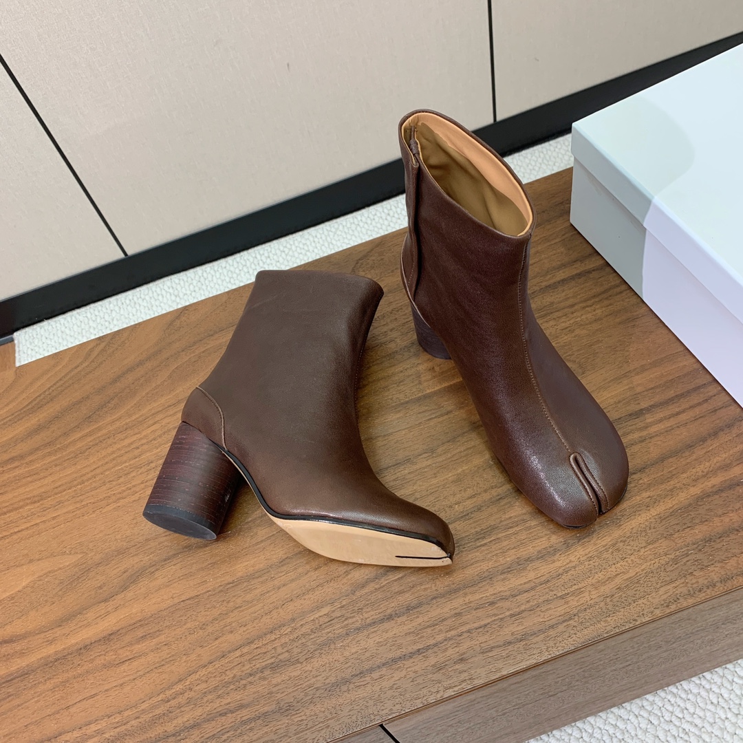 【Maison Margie*a】玛吉拉分趾中跟靴。复古韵味，显瘦百搭。鞋面原版植柔羊皮、爆裂皮。羊皮内