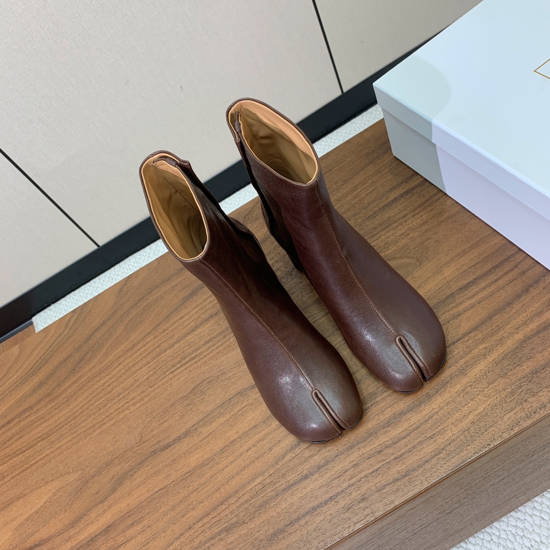 【Maison Margie*a】玛吉拉分趾中跟靴。复古韵味，显瘦百搭。鞋面原版植柔羊皮、爆裂皮。羊皮内