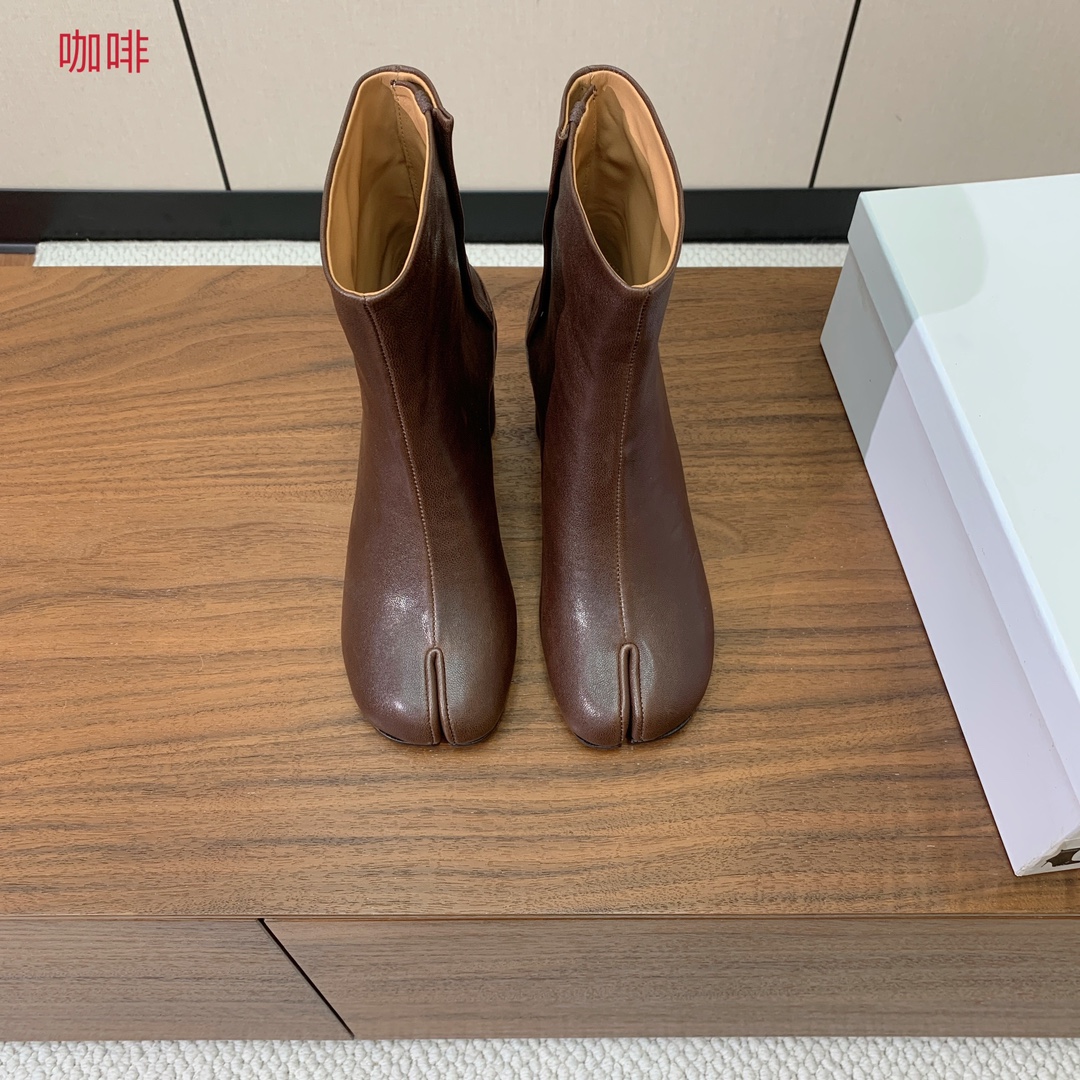【Maison Margie*a】玛吉拉分趾中跟靴。复古韵味，显瘦百搭。鞋面原版植柔羊皮、爆裂皮。羊皮内