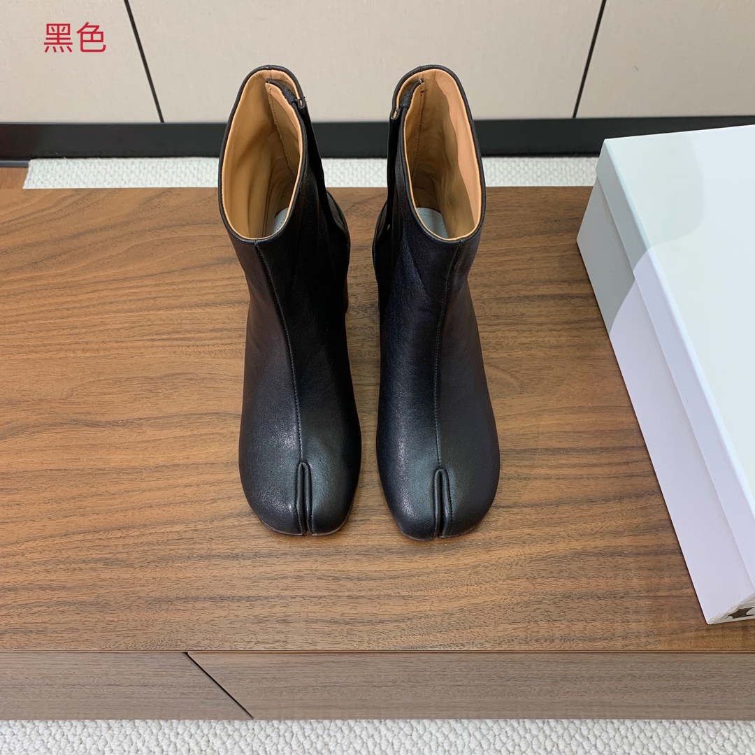 【Maison Margie*a】玛吉拉分趾中跟靴。复古韵味，显瘦百搭。鞋面原版植柔羊皮、爆裂皮。羊皮内