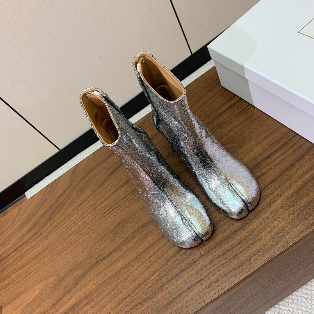 【Maison Margie*a】玛吉拉分趾中跟靴。复古韵味，显瘦百搭。鞋面原版植柔羊皮、爆裂皮。羊皮内