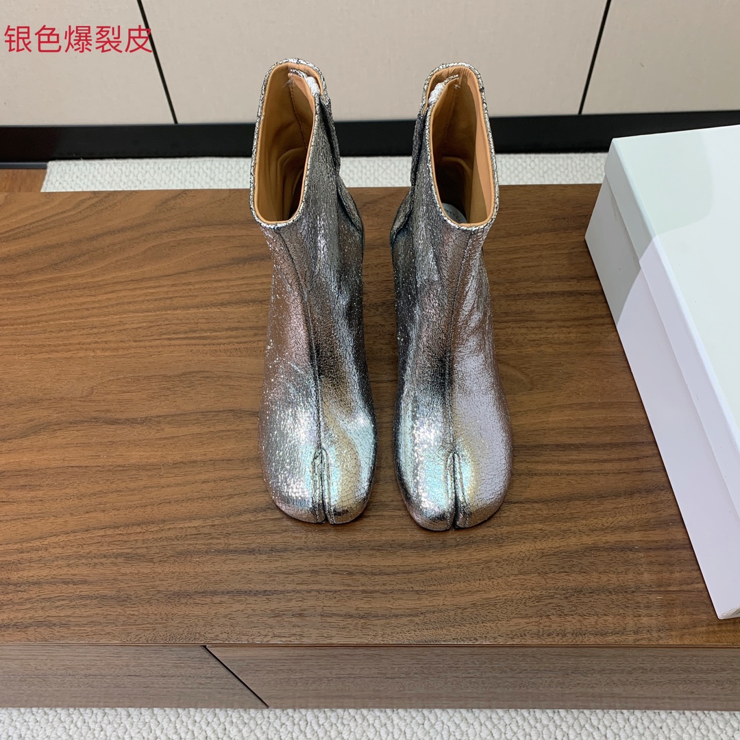 【Maison Margie*a】玛吉拉分趾中跟靴。复古韵味，显瘦百搭。鞋面原版植柔羊皮、爆裂皮。羊皮内