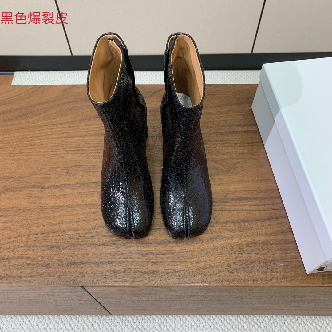 【Maison Margie*a】玛吉拉分趾中跟靴。复古韵味，显瘦百搭。鞋面原版植柔羊皮、爆裂皮。羊皮内