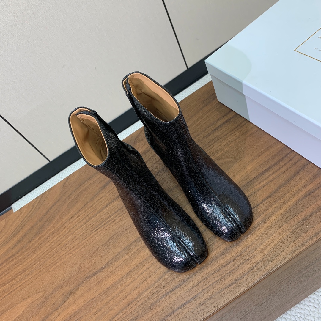 【Maison Margie*a】玛吉拉分趾中跟靴。复古韵味，显瘦百搭。鞋面原版植柔羊皮、爆裂皮。羊皮内