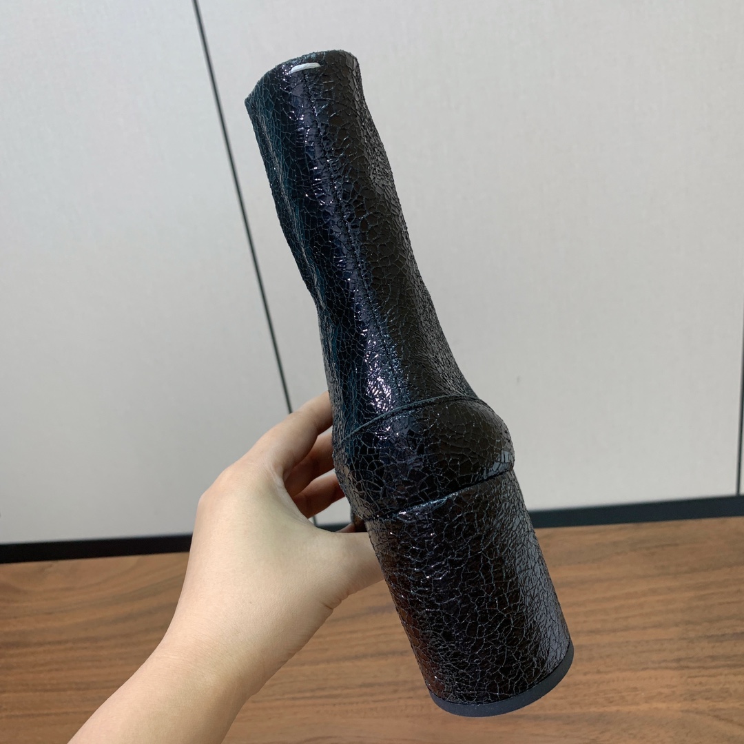 【Maison Margie*a】玛吉拉分趾中跟靴。复古韵味，显瘦百搭。鞋面原版植柔羊皮、爆裂皮。羊皮内