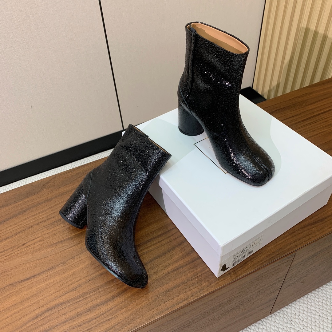 【Maison Margie*a】玛吉拉分趾中跟靴。复古韵味，显瘦百搭。鞋面原版植柔羊皮、爆裂皮。羊皮内